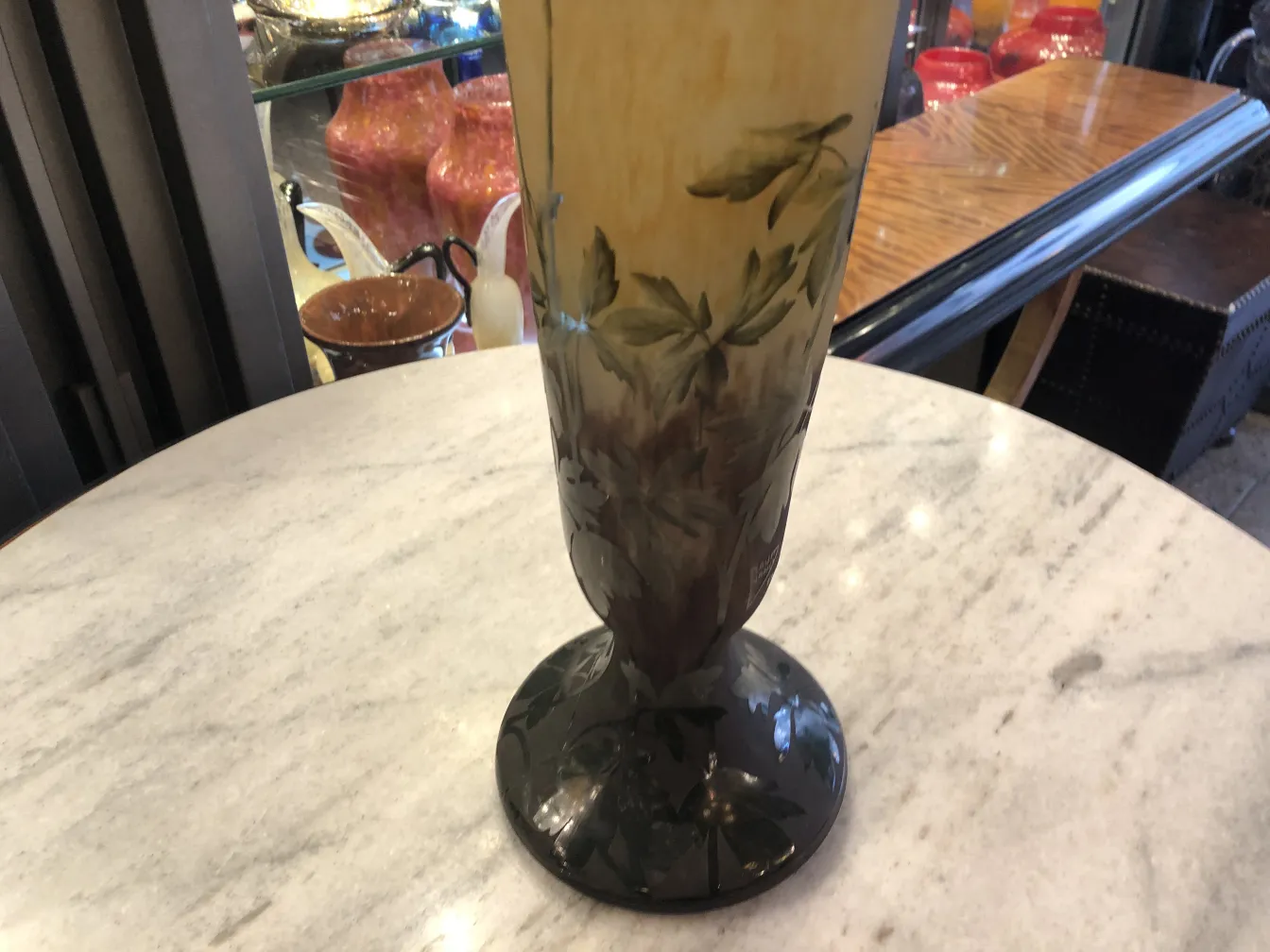 verre ancien avec forme florale et détails décoratifs