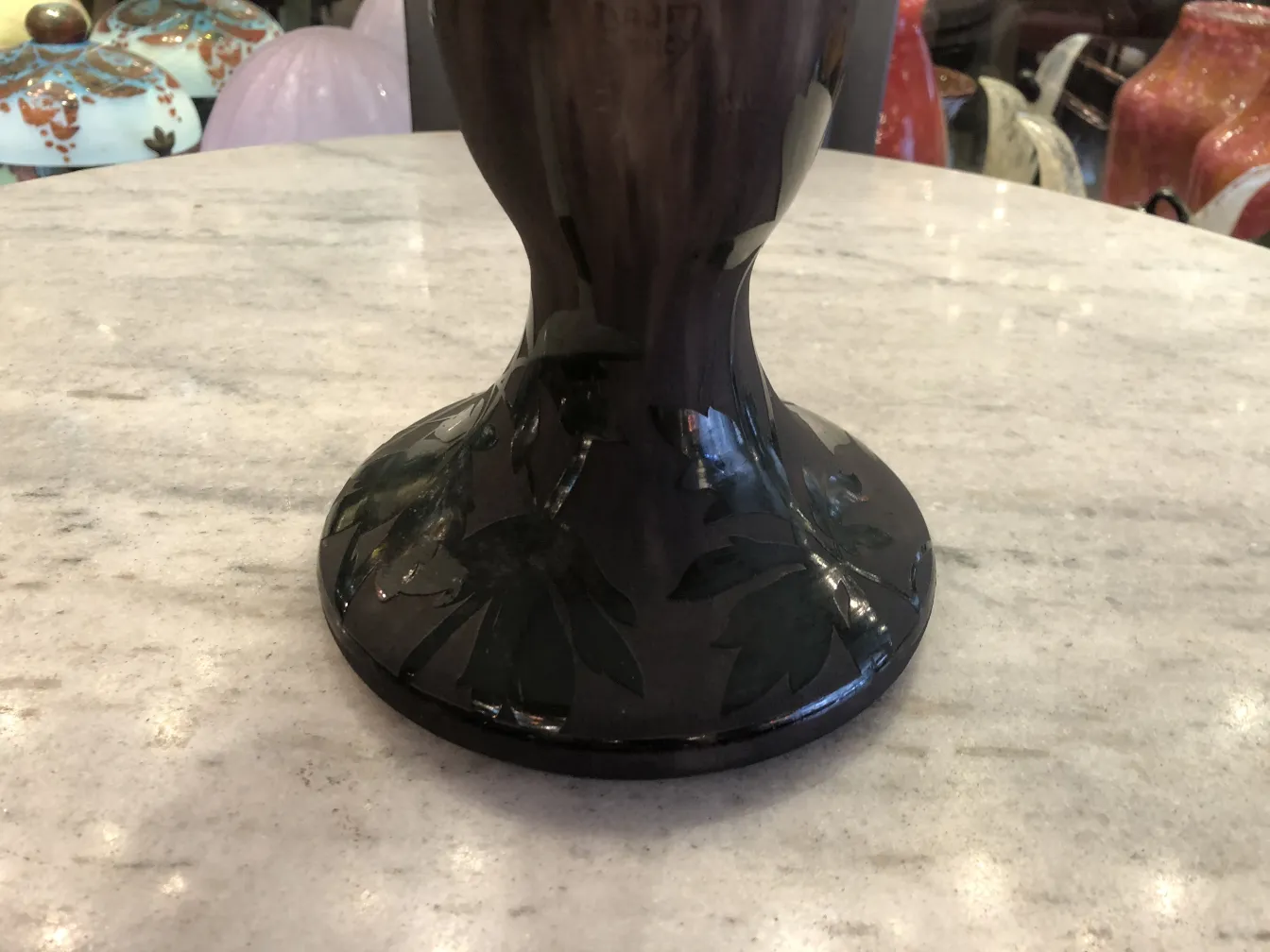 основание подписанного стекла даум нэнси в старинной обстановке