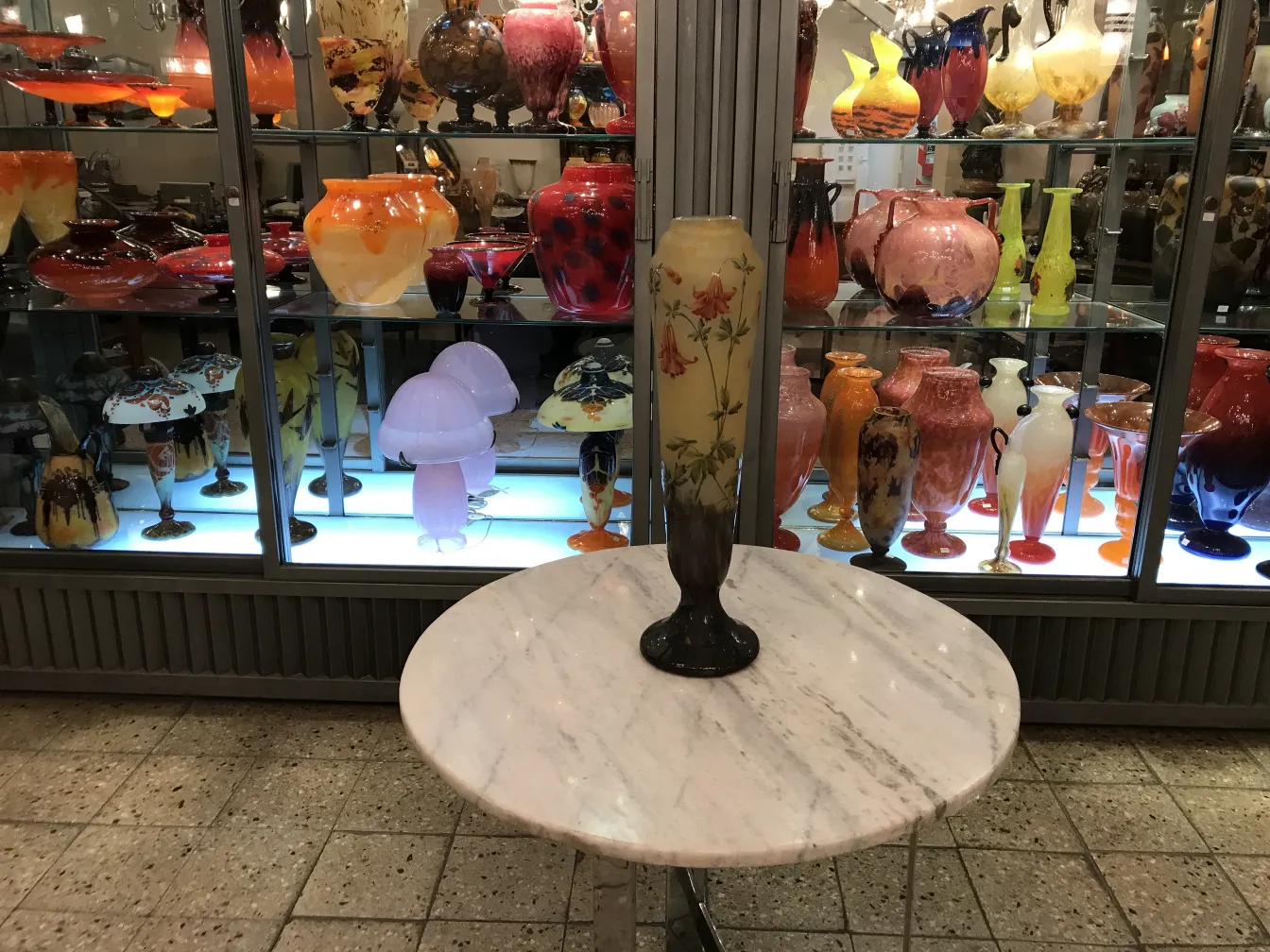 古いサイン入りグラス（Daum Nancy）が収集品の中に展示されています