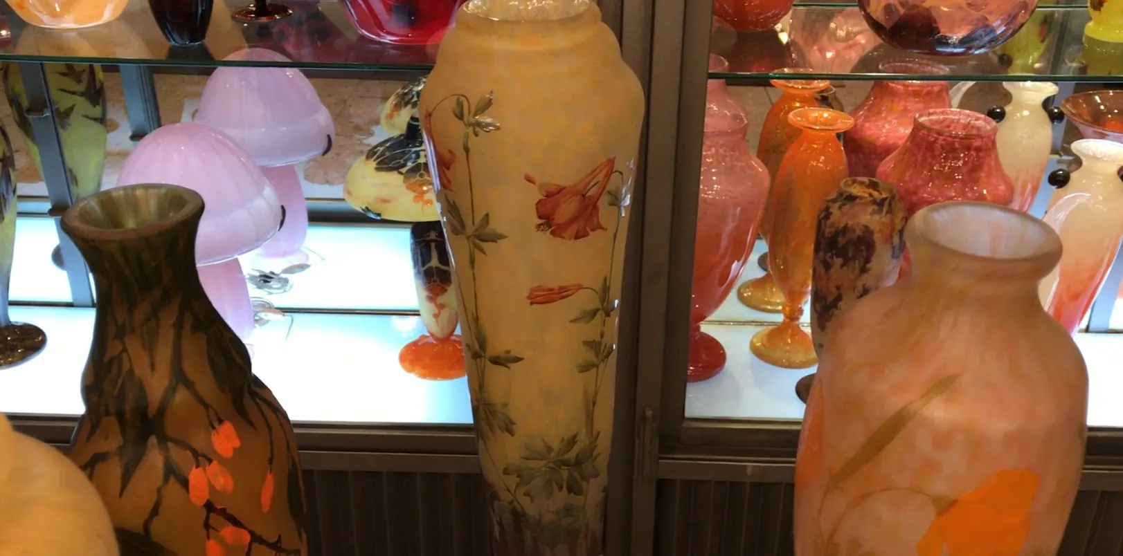 Vetro firmato Daum Nancy con decorazioni floreali e bianche