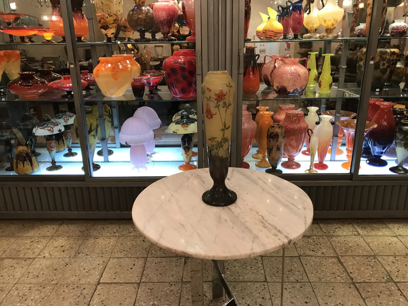 wunderschönes antikes glas mit der signatur daum nancy, umgeben von bunten vasen