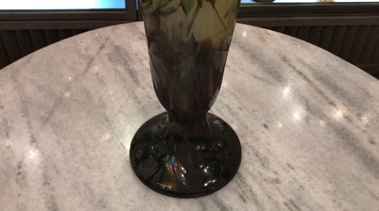 서명된 유리잔 다움 난시가 대리석 테이블 위에, 배경은 우아함