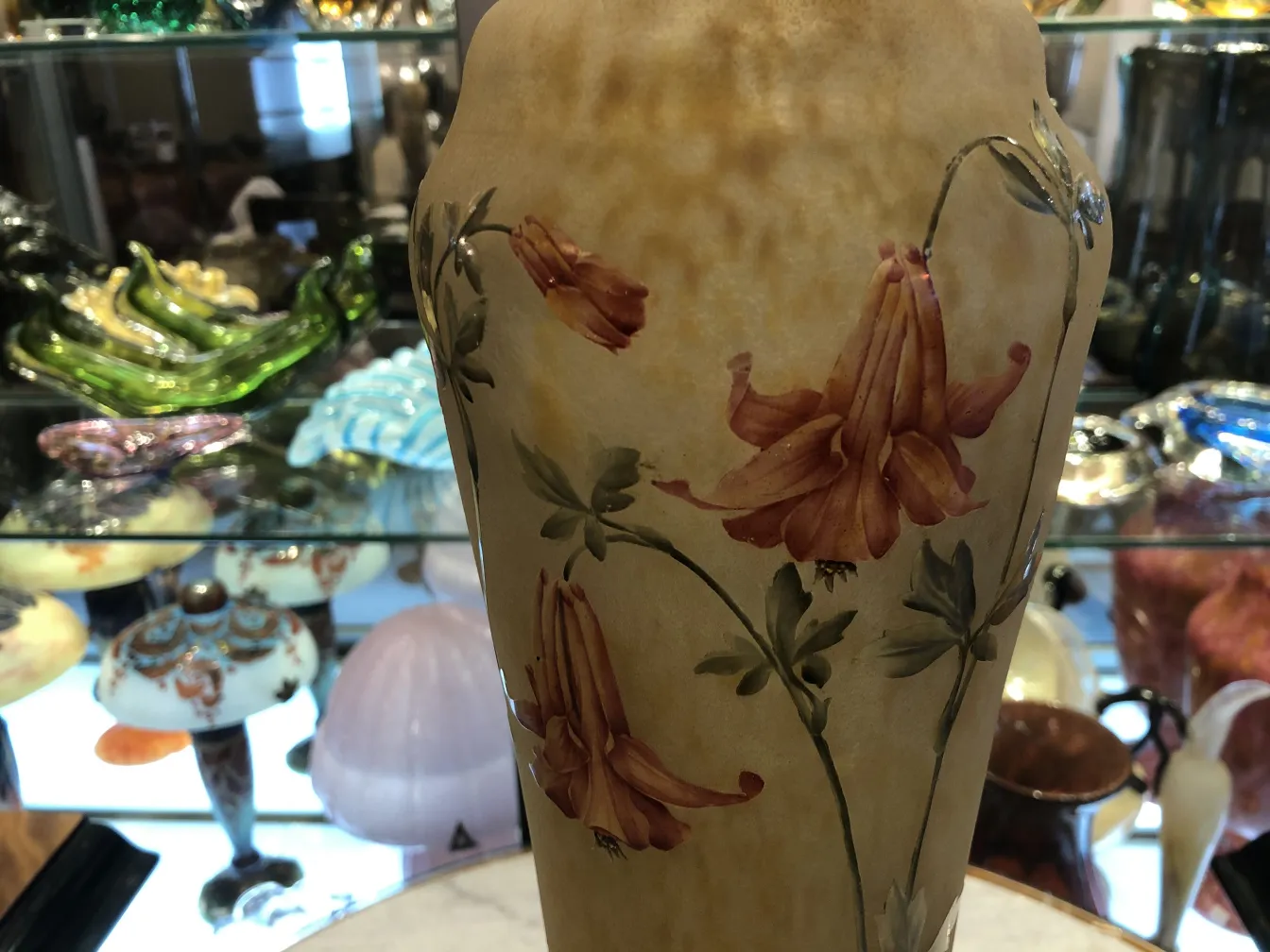 Vieux vase en verre signé Daum Nancy avec des fleurs