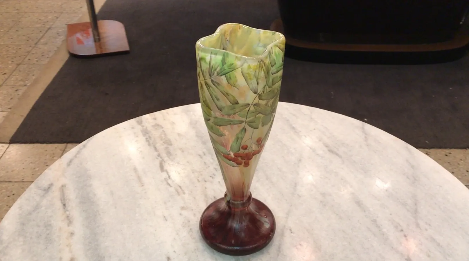 verre ancien signé daum nancy avec décoration de feuilles