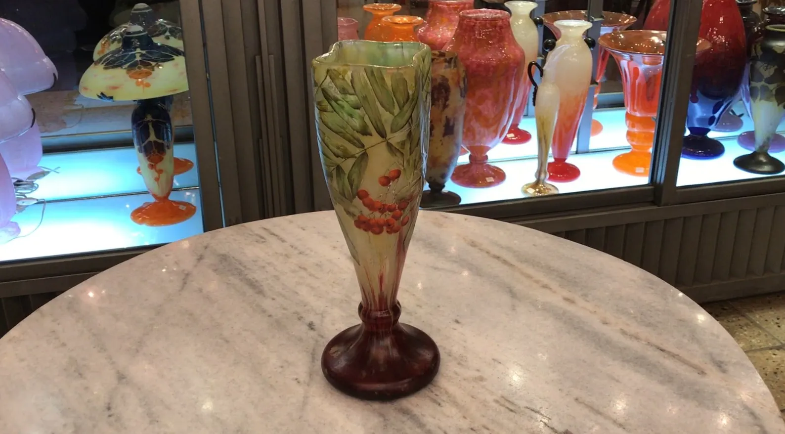 葉とベリーのデザインを持つアンティーク花瓶、ダウムナンシー。