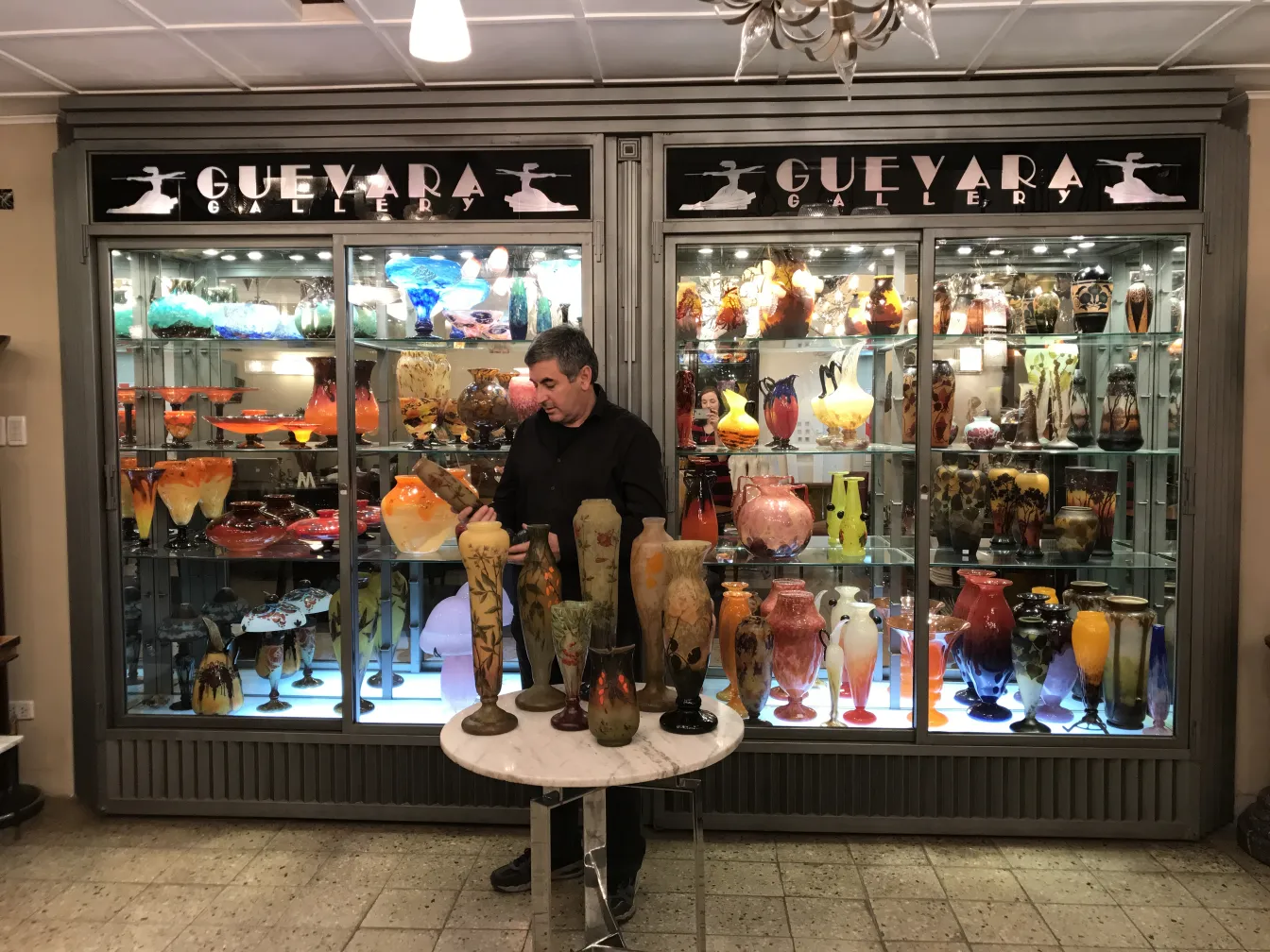 Verre signé Daum Nancy dans un cadre antique coloré