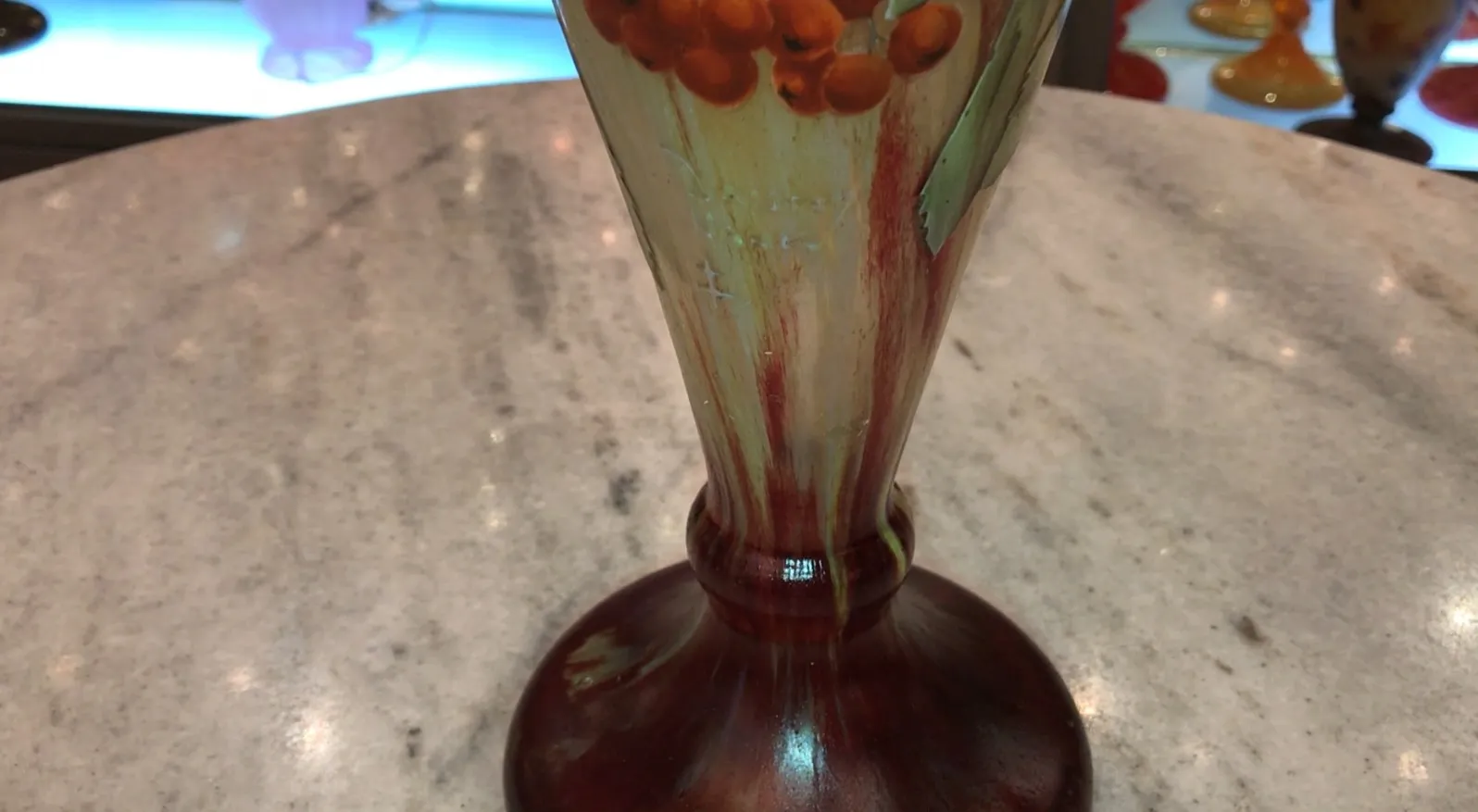 verre signé Daum Nancy avec décoration florale aux teintes chaudes, ambiance d'antiquité