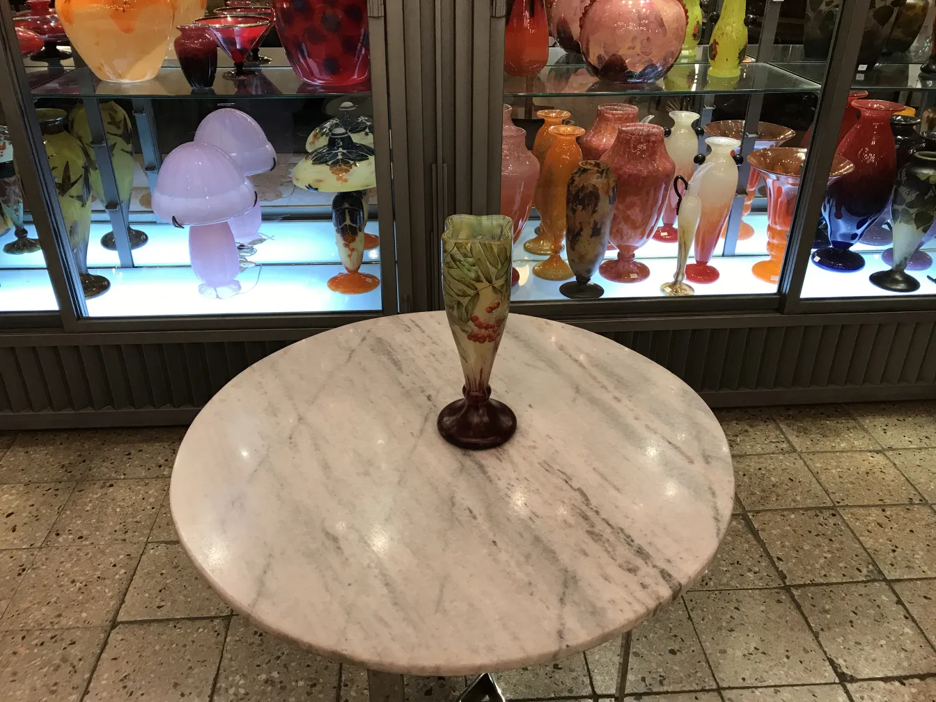 Антиквариат, vase с подписью daum nancy, украшенный цветочными узорами.