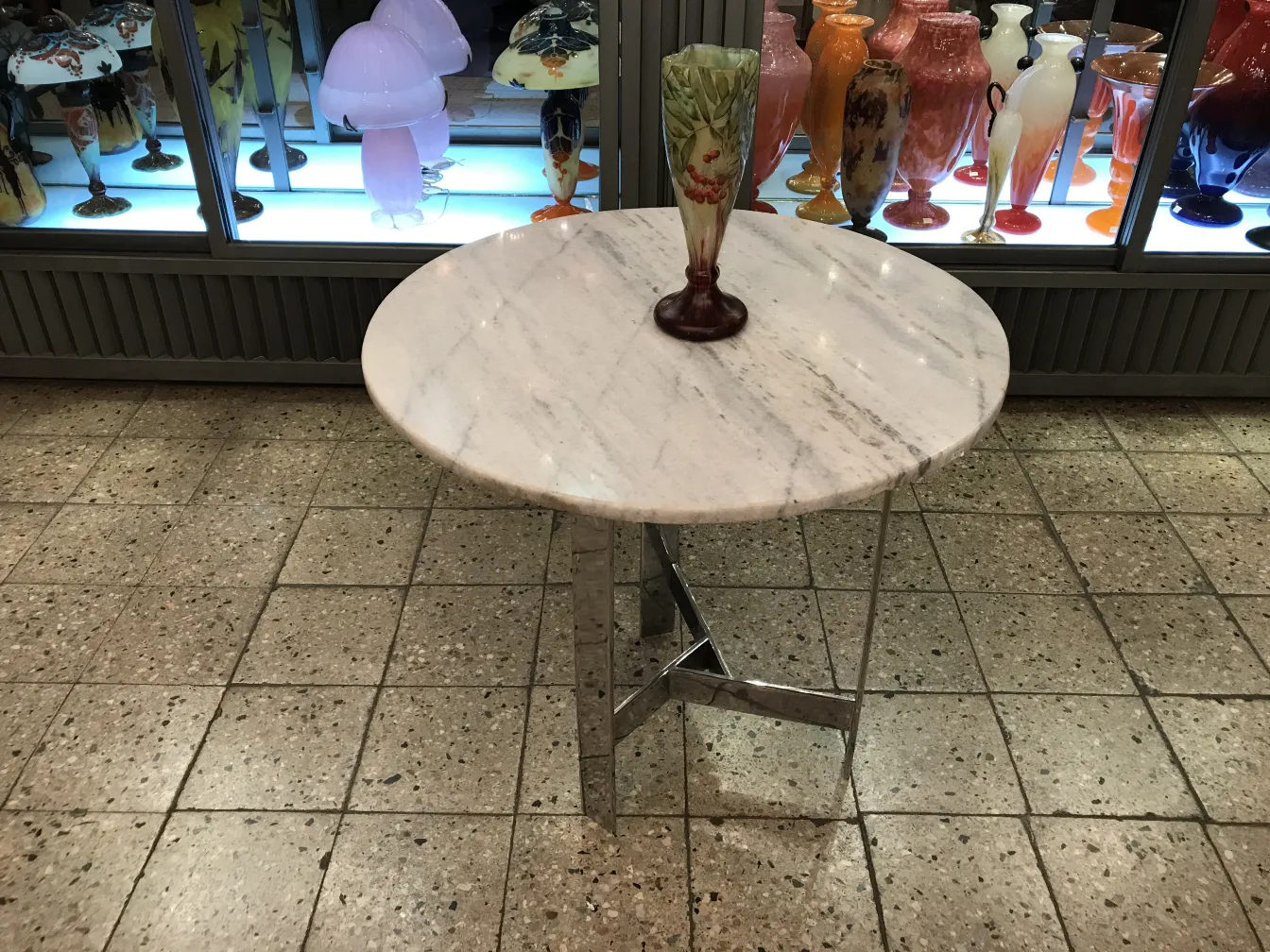 Antico vaso in vetro firmato Daum Nancy su un tavolo