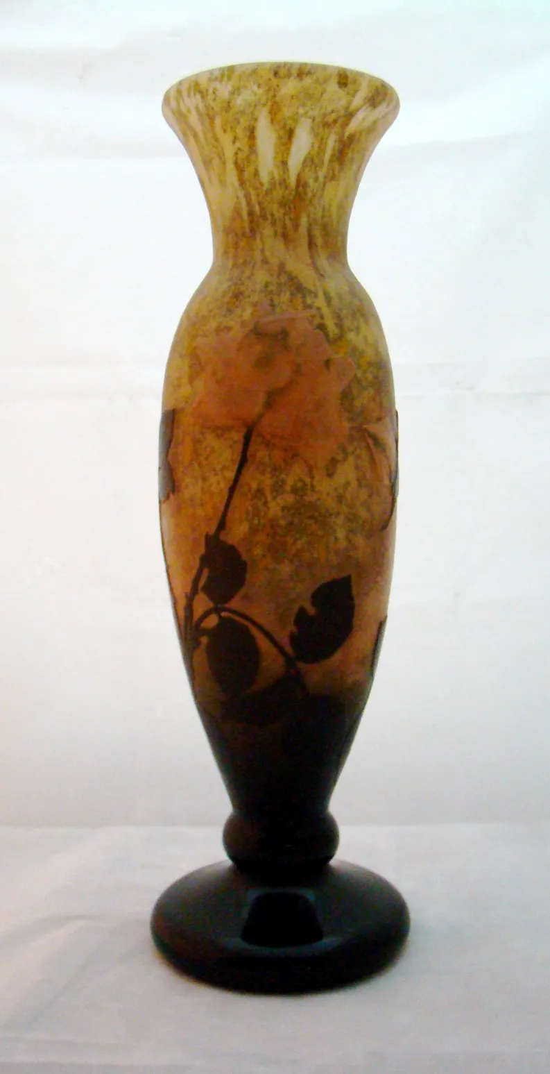 vase antigo com design floral e base escura