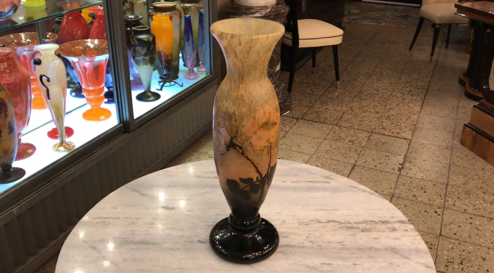 Vaso antigo com vidro assinado Daum Nancy apresentando flores