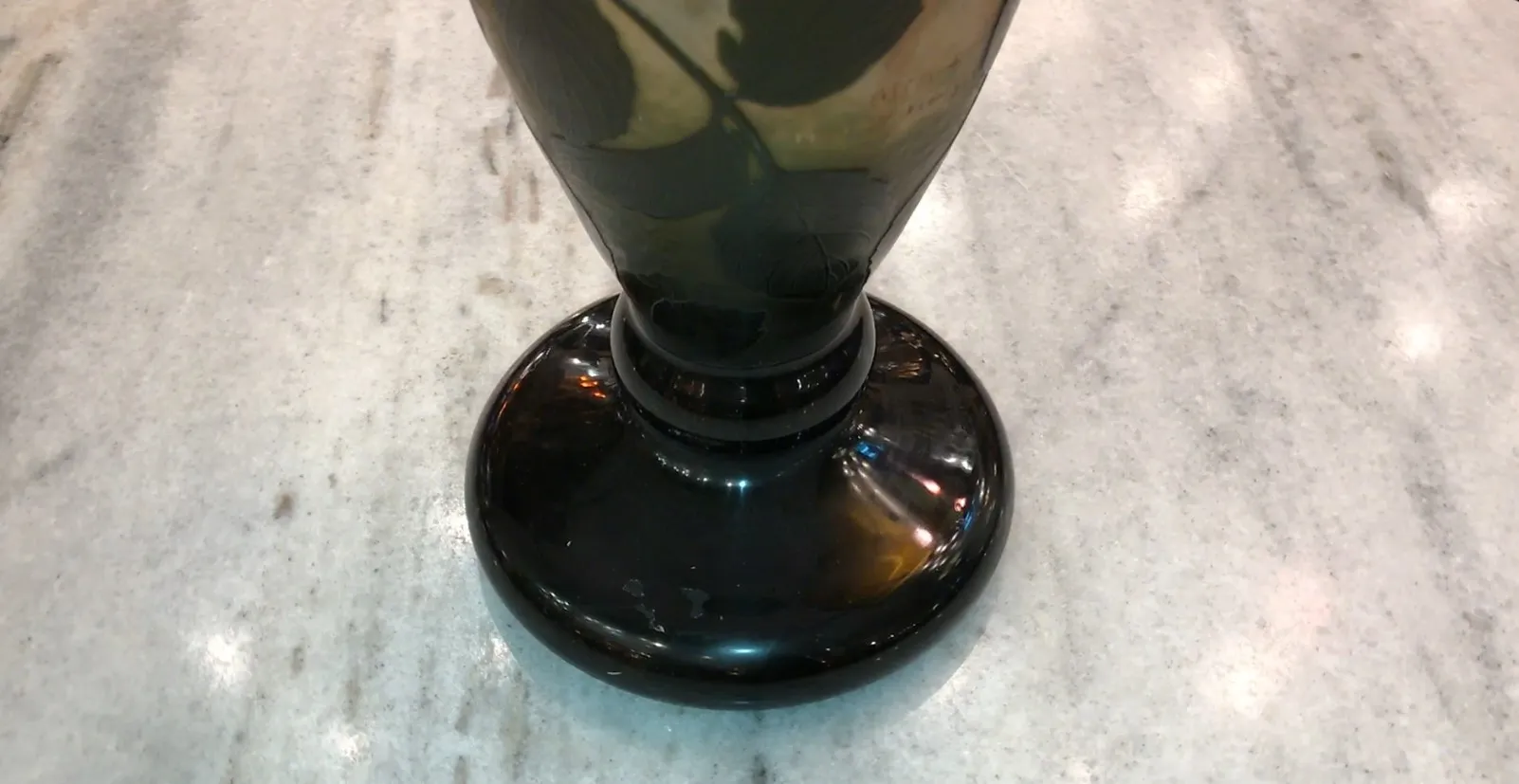 Antikes signiertes Glas von Daum Nancy mit stilisiertem Fuß auf klarer Oberfläche