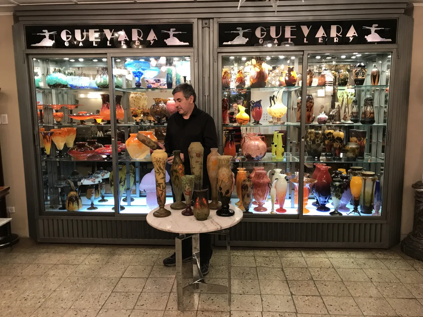 古董签名玻璃在盖瓦拉画廊展出