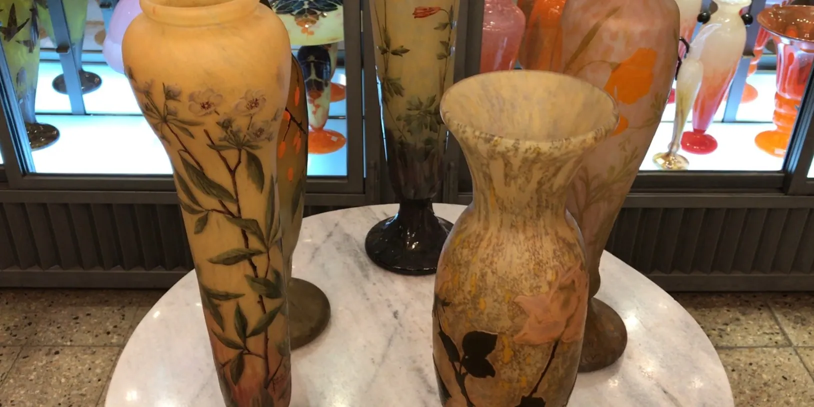 vários vasos antigos com ilustrações florais e cores suaves