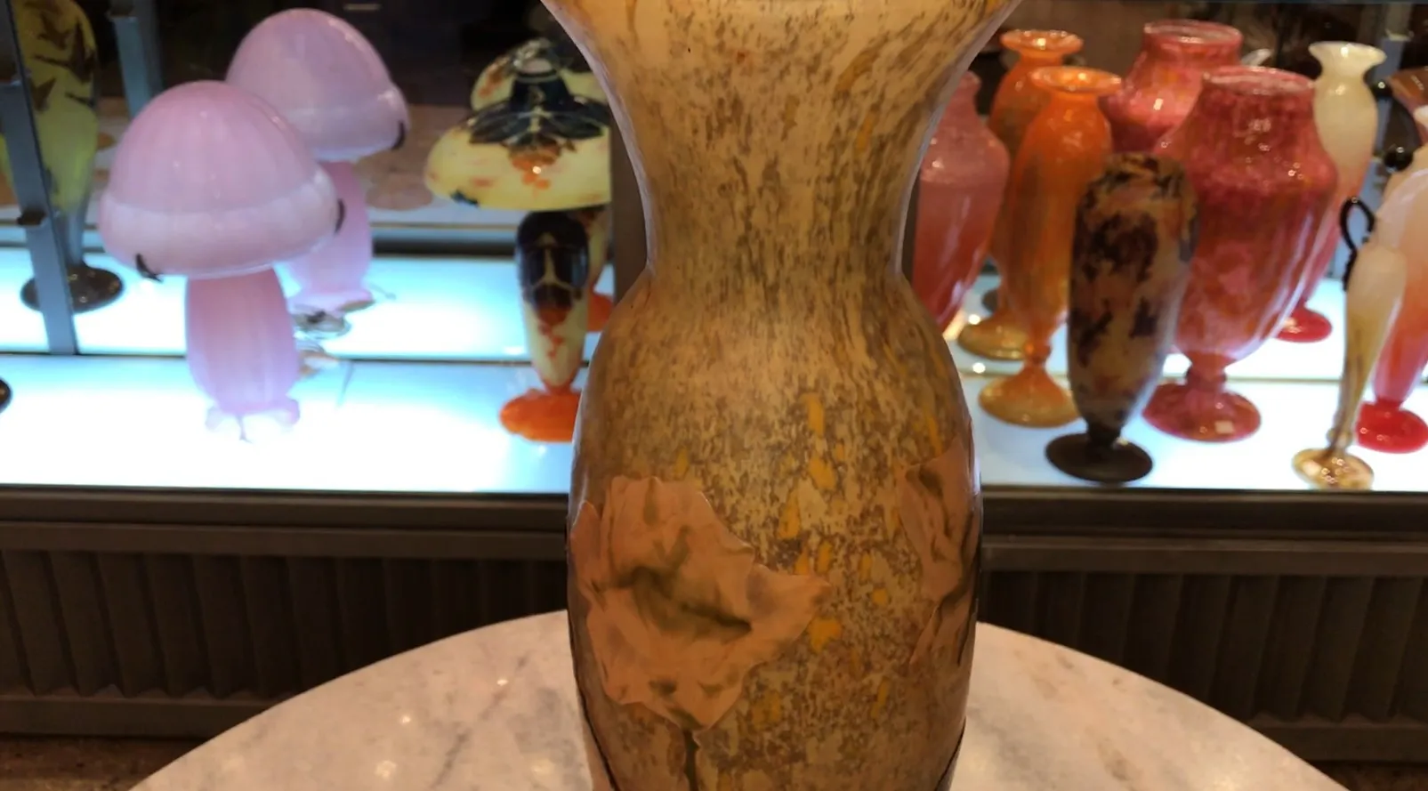 vase antico in vetro firmato con decorazioni floreali