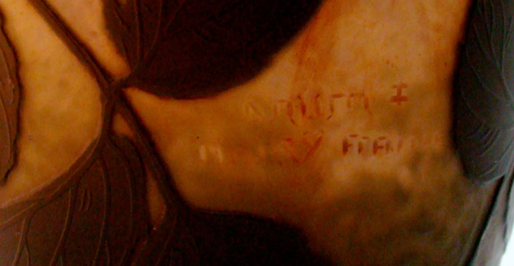 हस्ताक्षरित कांच के साथ प्राचीन वस्तु क्लासिक परिवेश में