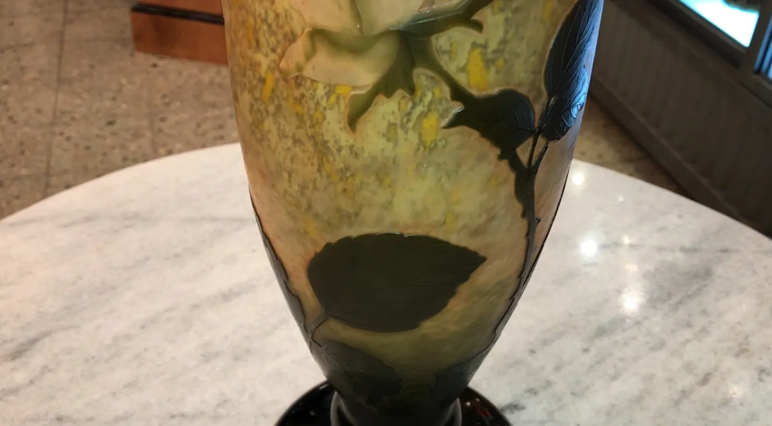 signiertes glas daum nancy mit antikem blumendesign in warmen farben