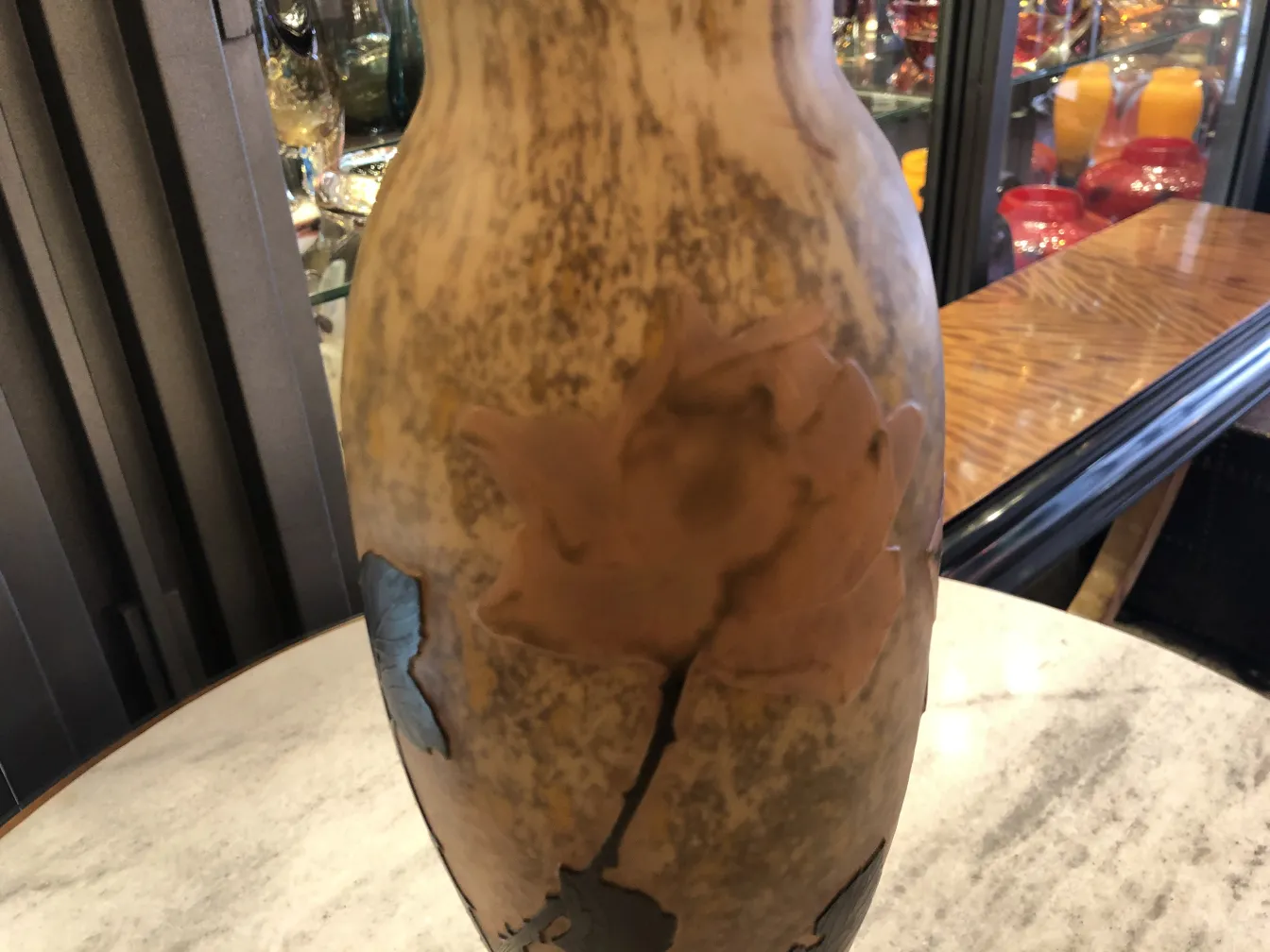 Vase en verre ancien avec signature Daum Nancy, présentant des détails floraux.