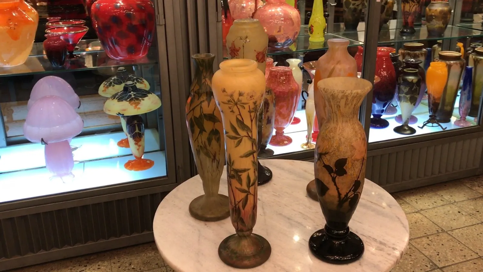 ダウム・ナンシーのサイン付きガラス、花の詳細を持つ古代の装飾品