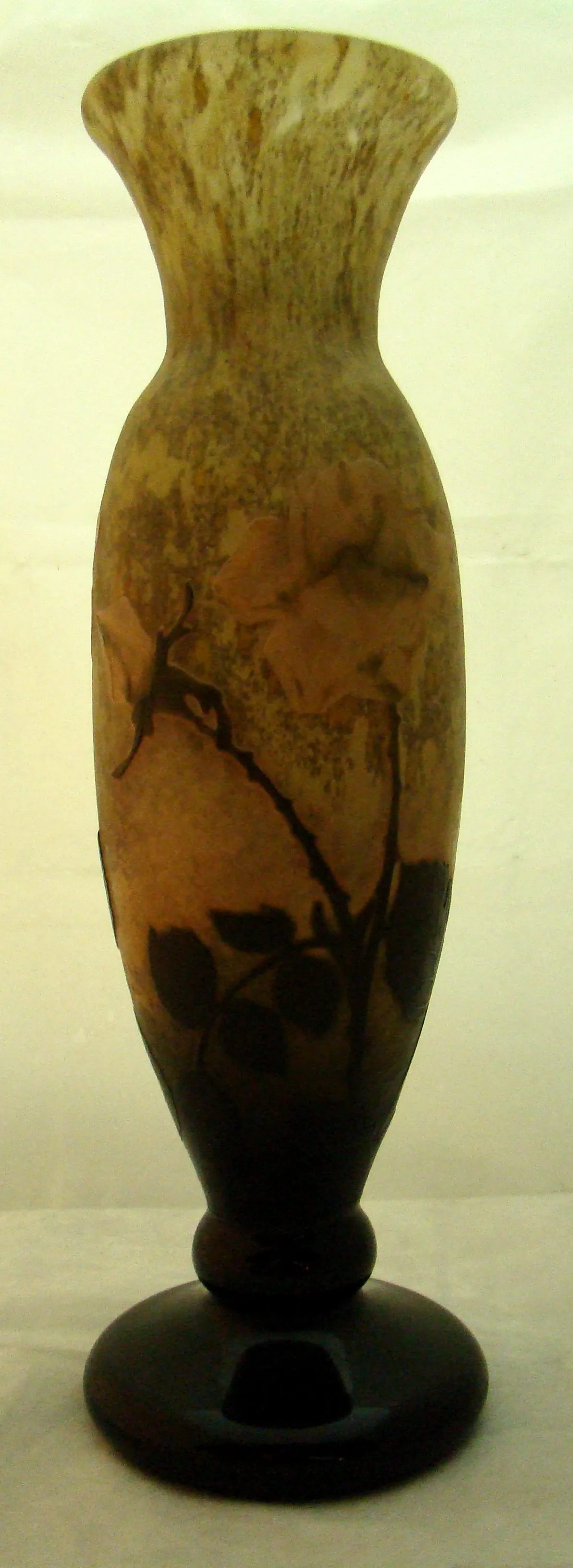 Vaso de vidro assinado Daum Nancy com design floral em tons marrons.