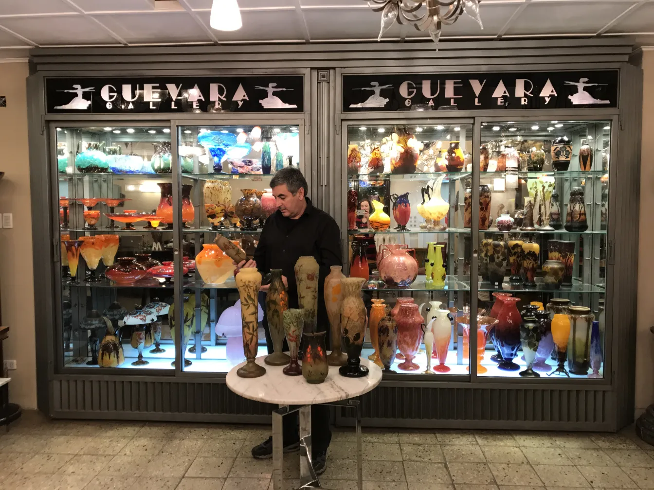 Daum Nancy签名玻璃与其他古董一起展示