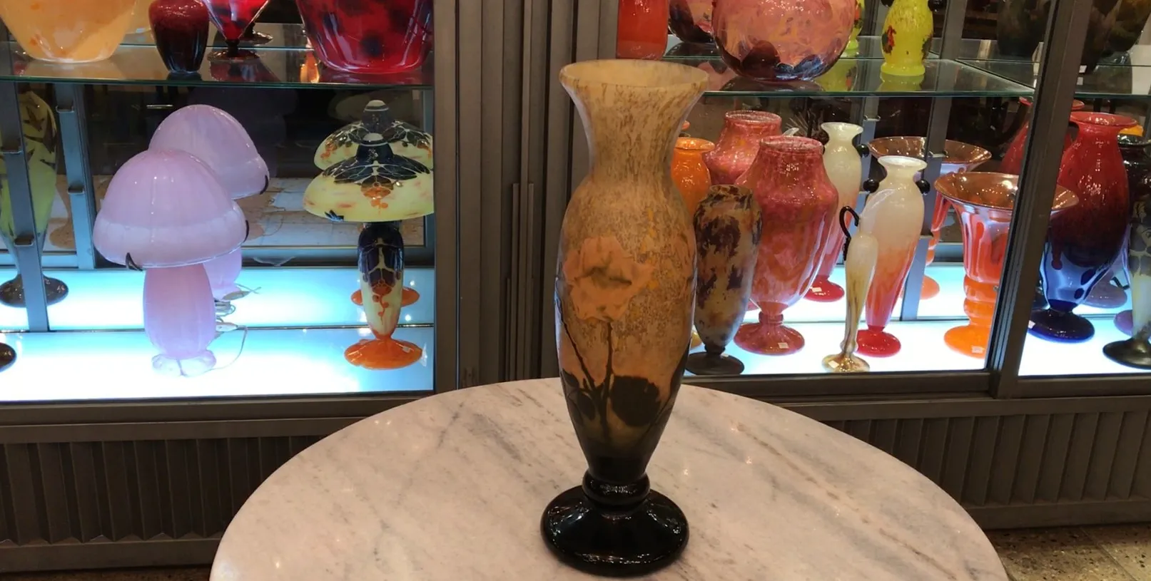 Antike Vase aus signiertem Glas von Daum Nancy mit floralem Design, Teil einer Sammlung