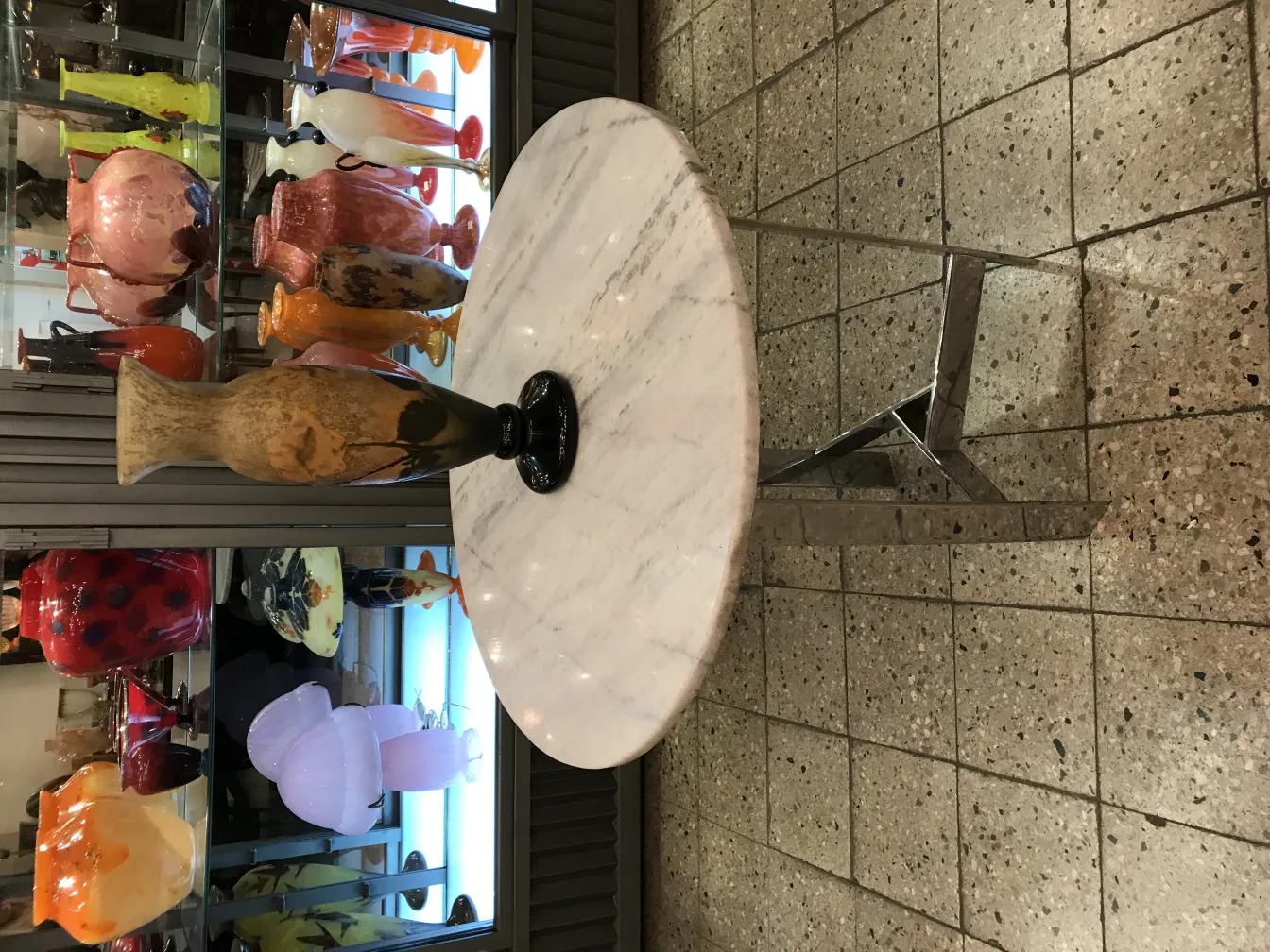 Antiquariato vetro firmato Daum Nancy su sfondo vario