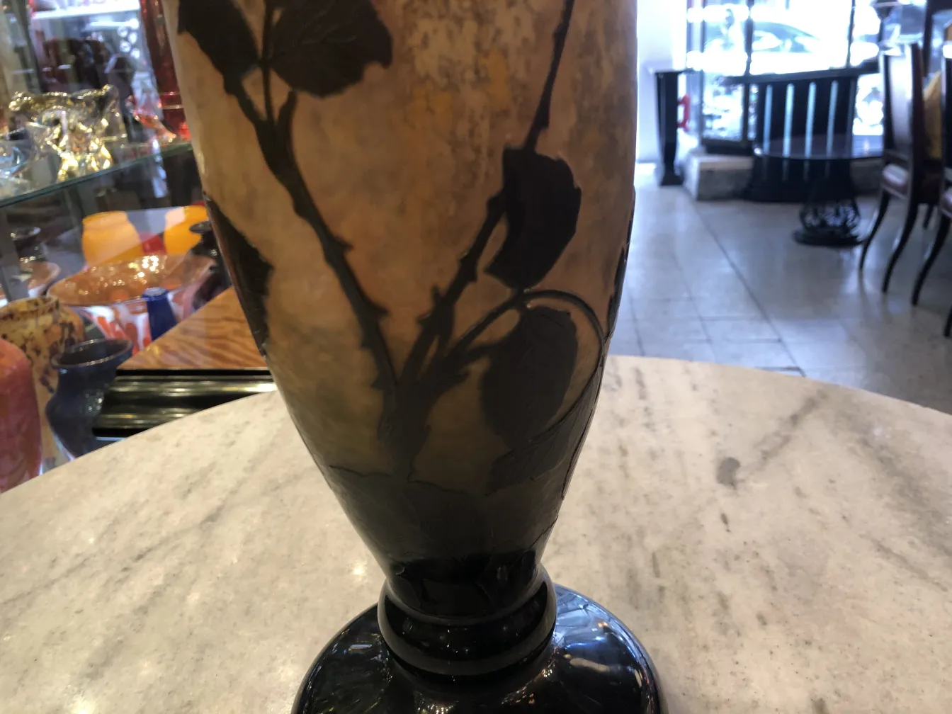 装饰玻璃，带有叶子设计，由达乌姆·南希签名。