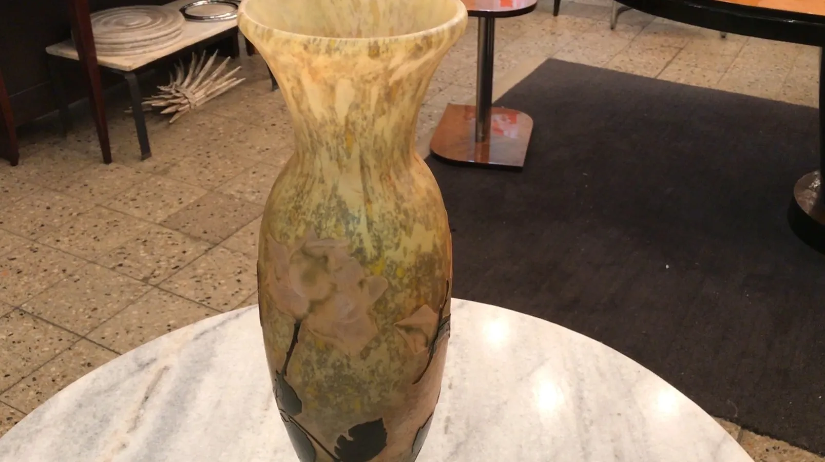 Vaso antigo com desenhos de flores, assinado Daum Nancy