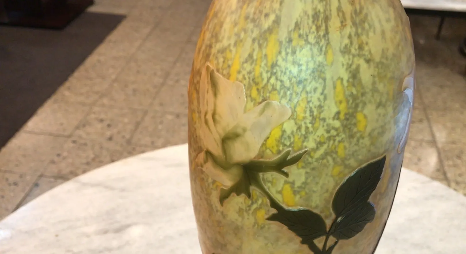 Vetro firmato Daum Nancy con fiore e foglie, antiquità gialla e verde.