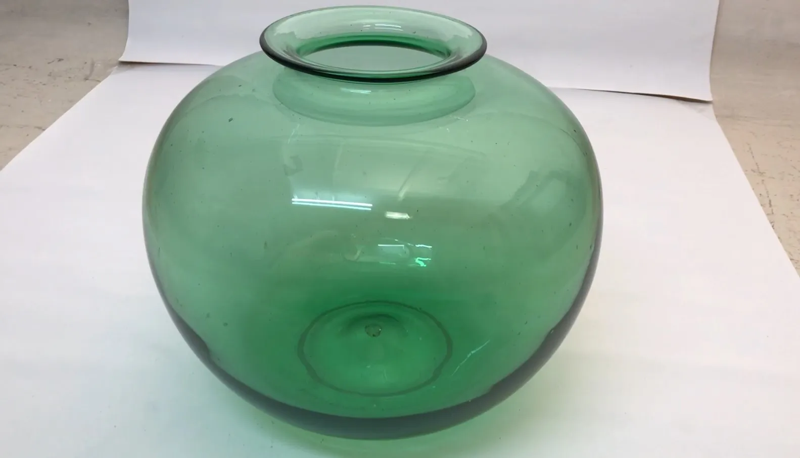 Vidrio firmado Daum Nancy de color verde, forma redondeada