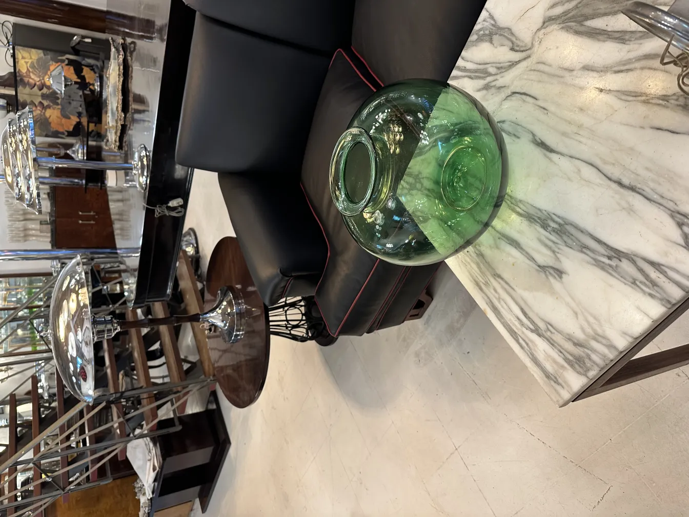 一个优雅的签名玻璃达姆南希在古董环境中。