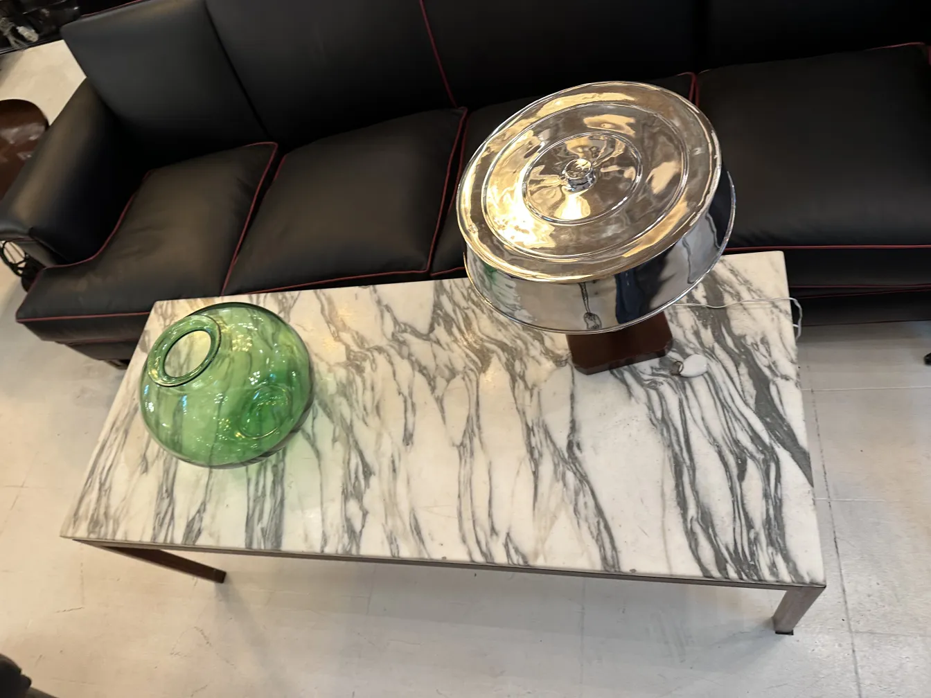 verre signé daum nancy sur table dans un cadre élégant