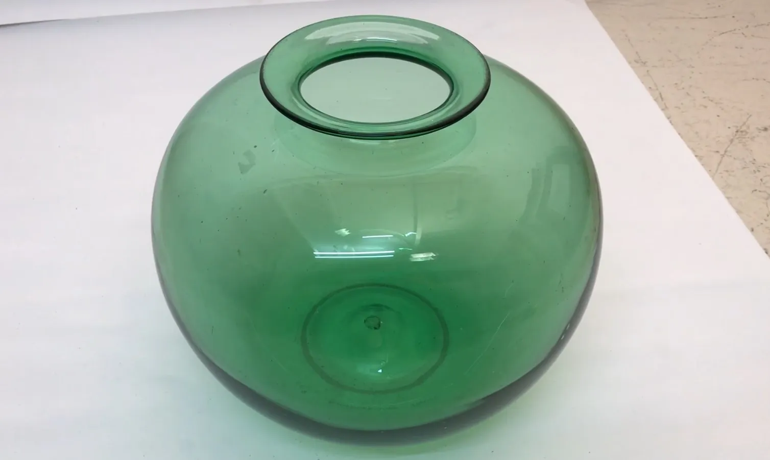 Vidrio firmado en tono verde, estilo vintage, con un acabado suave y redondeado.