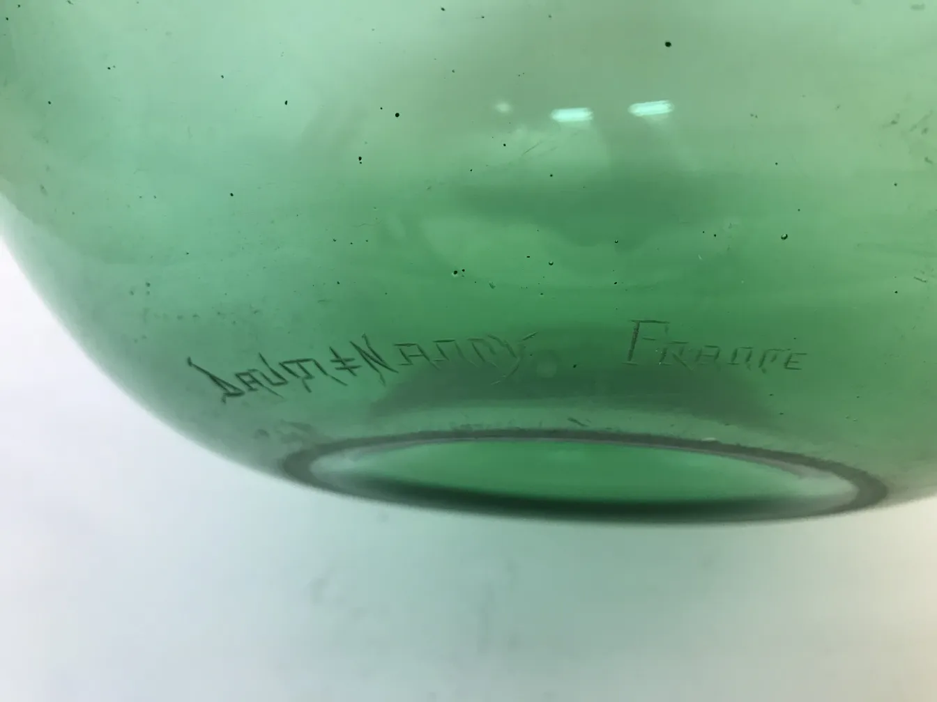 署名的玻璃由达姆·南希提供，署名可见，绿色。