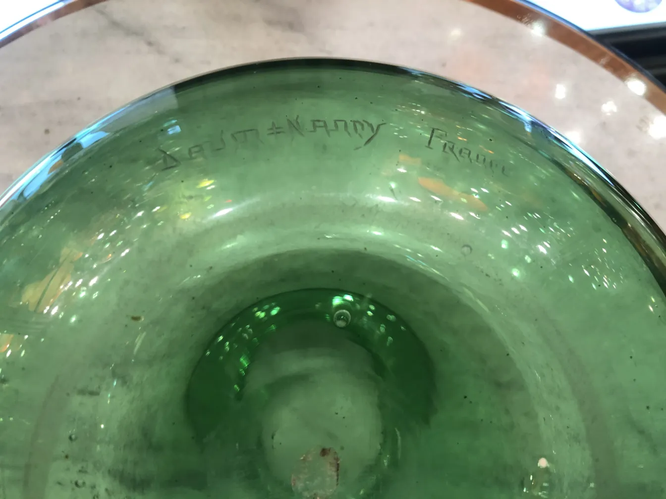 verre ancien avec l'inscription daum nancy en vert
