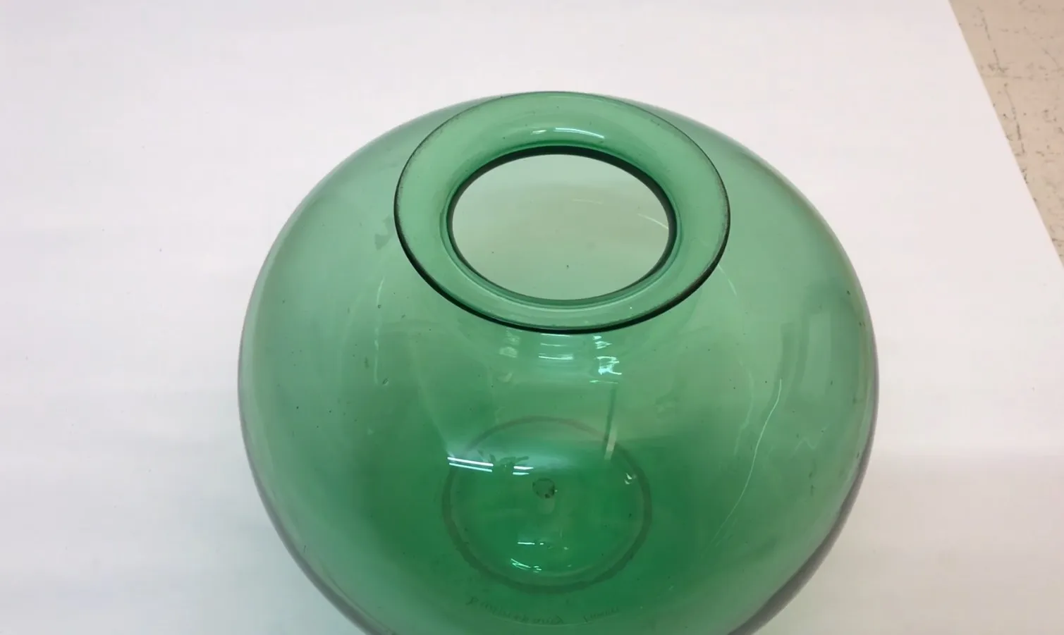 antik signiertes Glas mit gewundenem Design in grüner Farbe