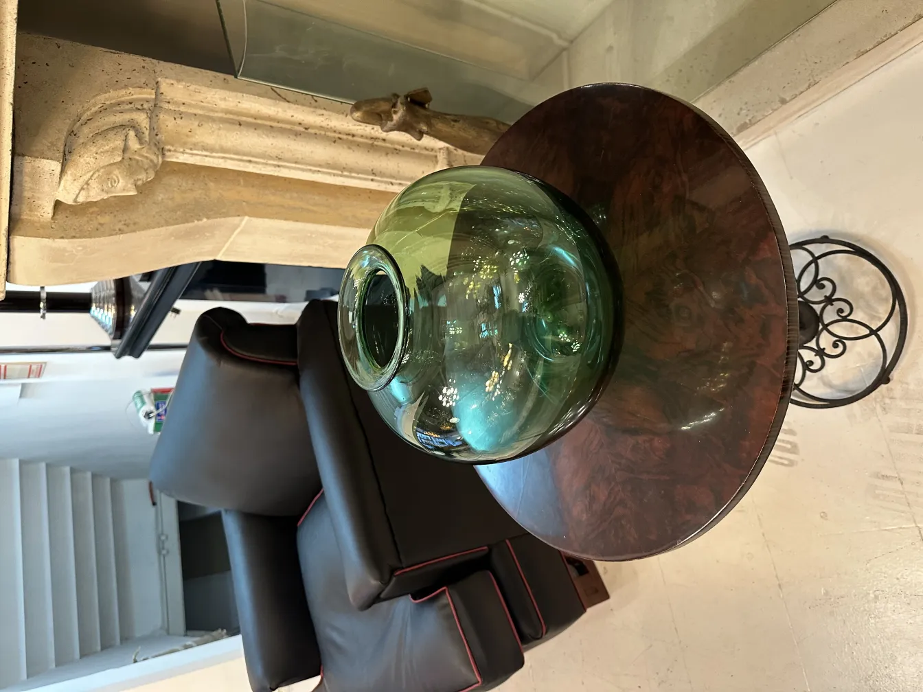 Vetro antico firmato daum nancy su un tavolo rotondo