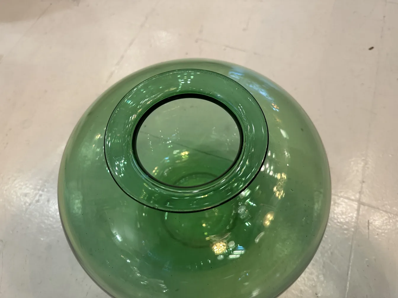 Antikes signiertes Glas in runder Form mit schwarzem Rand.