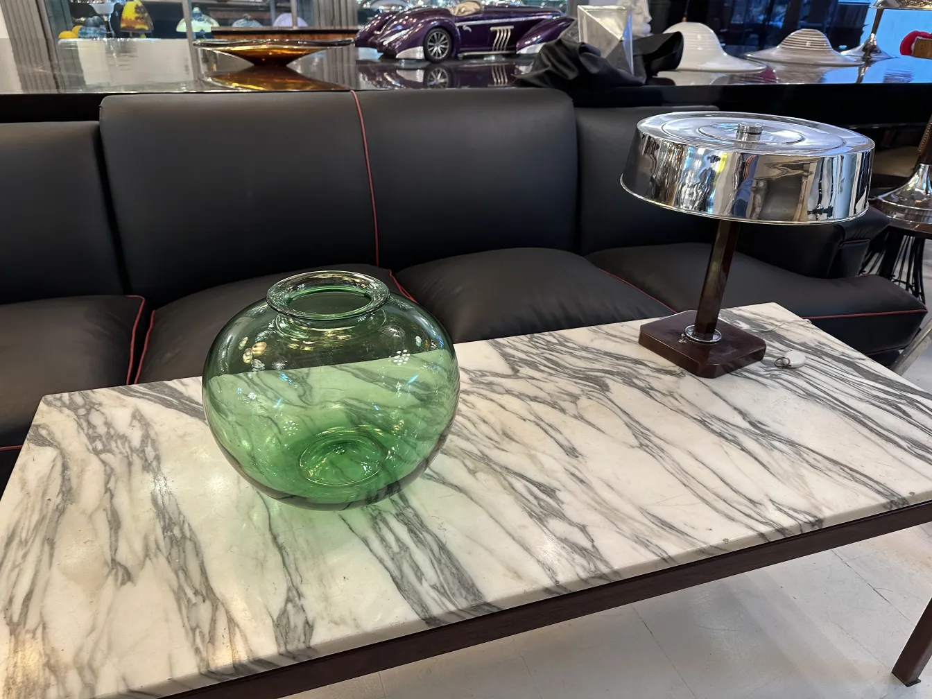 Verre rond vert décoratif sur table en marbre