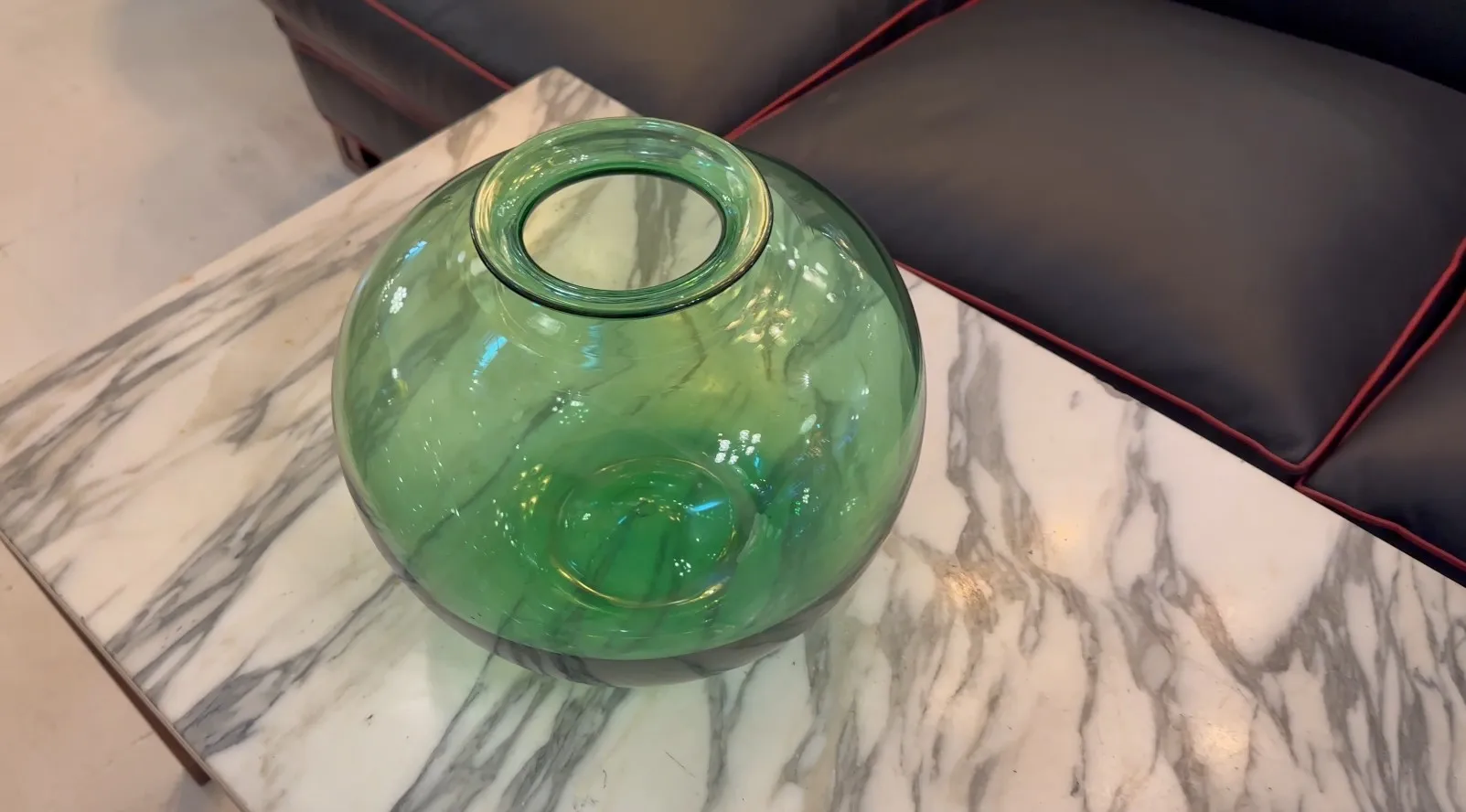 Verre ancien signé Daum Nancy sur table en marbre