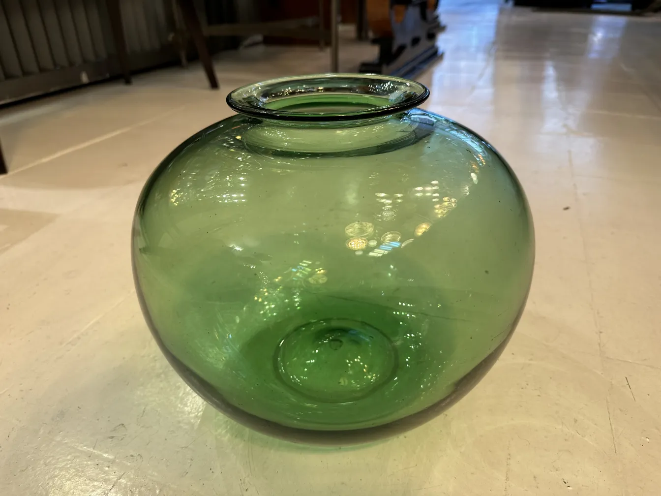 verre rond vert signé daum nancy dans un cadre ancien