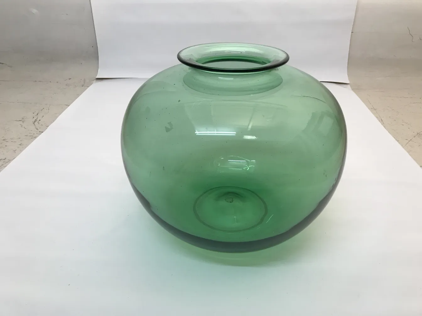 vase in vetro verde antico di forma sferica