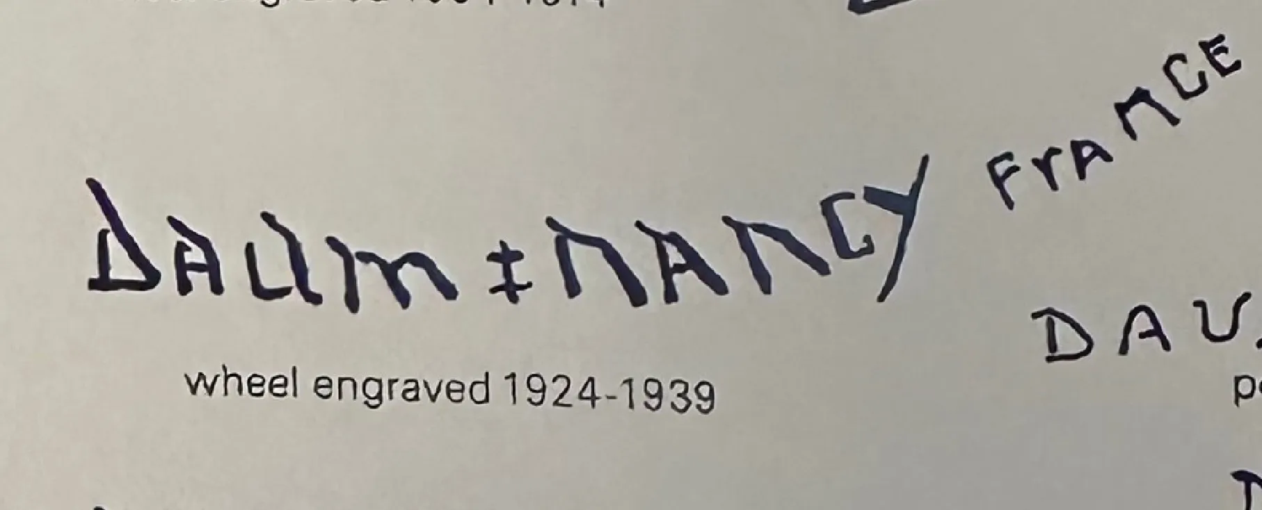 Vidro antigo assinado por Daum Nancy com detalhes intrincados