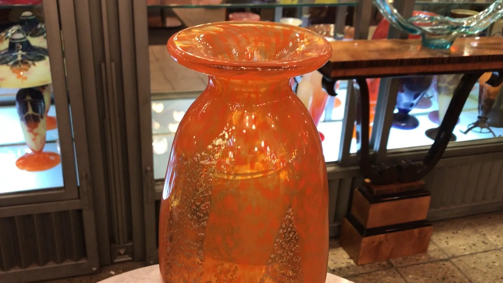 Verre signé Daum Nancy avec détails orange et texture