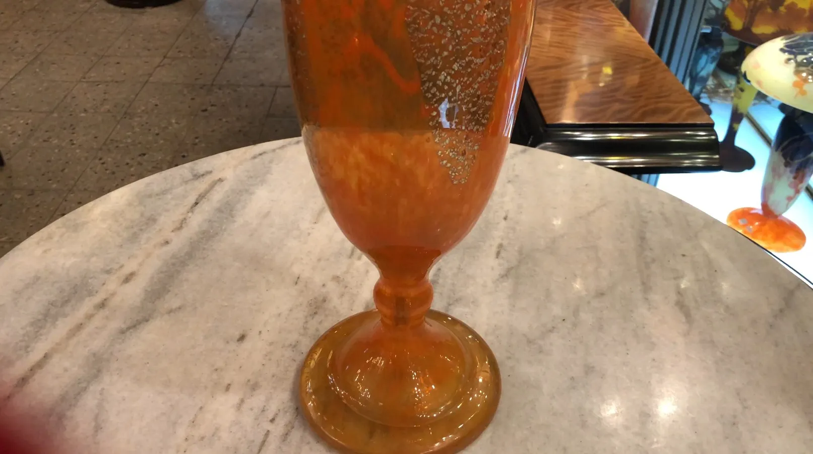 подписанное стекло даум нэнси в янтарном цвете с декоративными пузырьками на мраморном столе