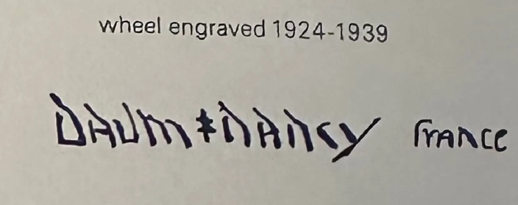 Подписанное стекло Daum Nancy на нейтральном фоне