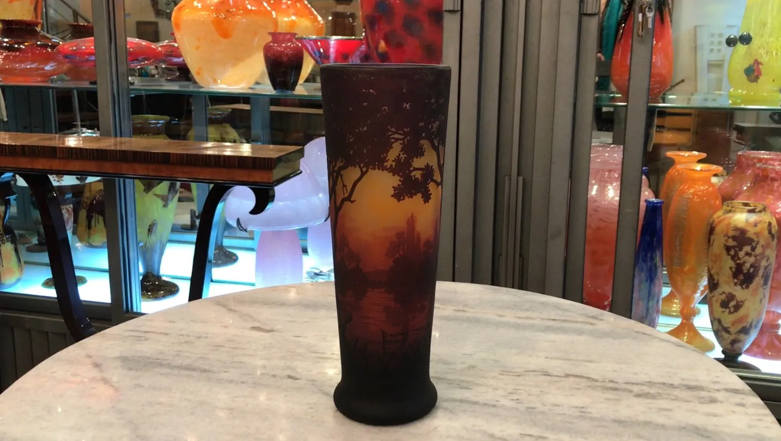 Vaso antigo com paisagem ao pôr do sol e árvores, assinado