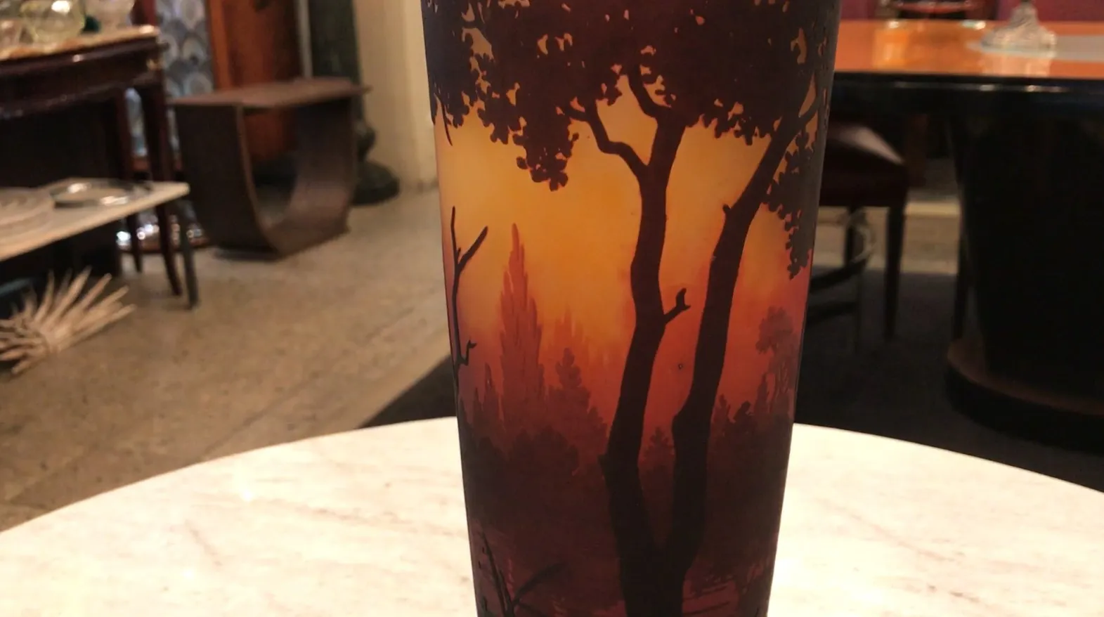 verre ancien signé Daum Nancy avec paysage d'arbres