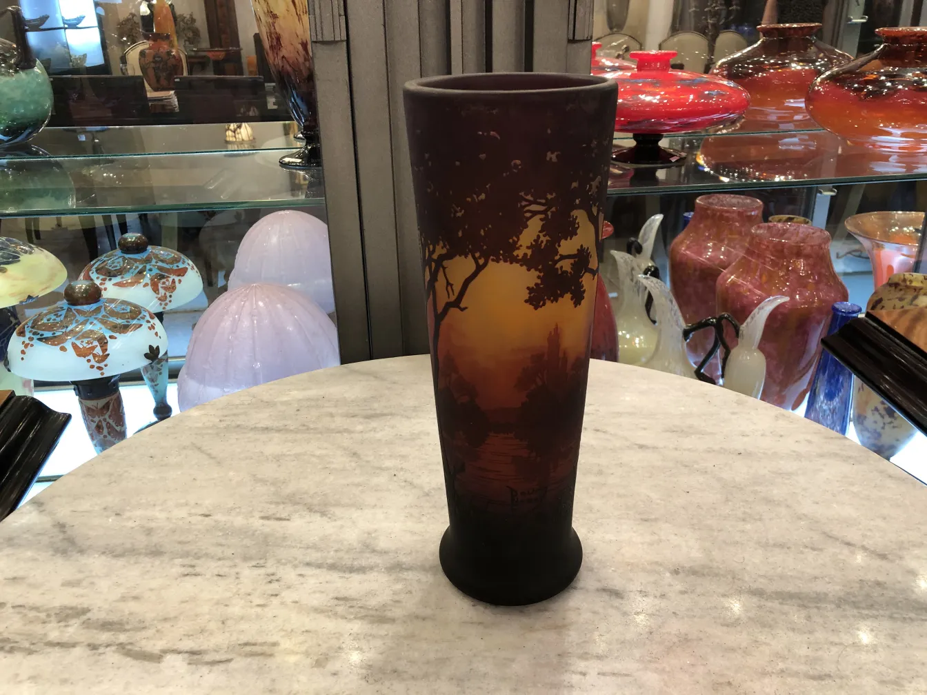 Verre signé Daum Nancy avec décorations artistiques sur fond sombre